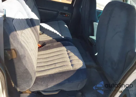 1993 GMC Suburban K1500 z USA, uszkodzony, nr VIN 1GKFK16K0PJ725870